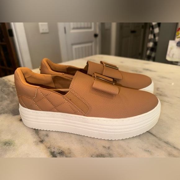 NWT Joy Size 8‎ Women's Tan Slip-On Platform Sneakers with Bow - Picture 1 of 7